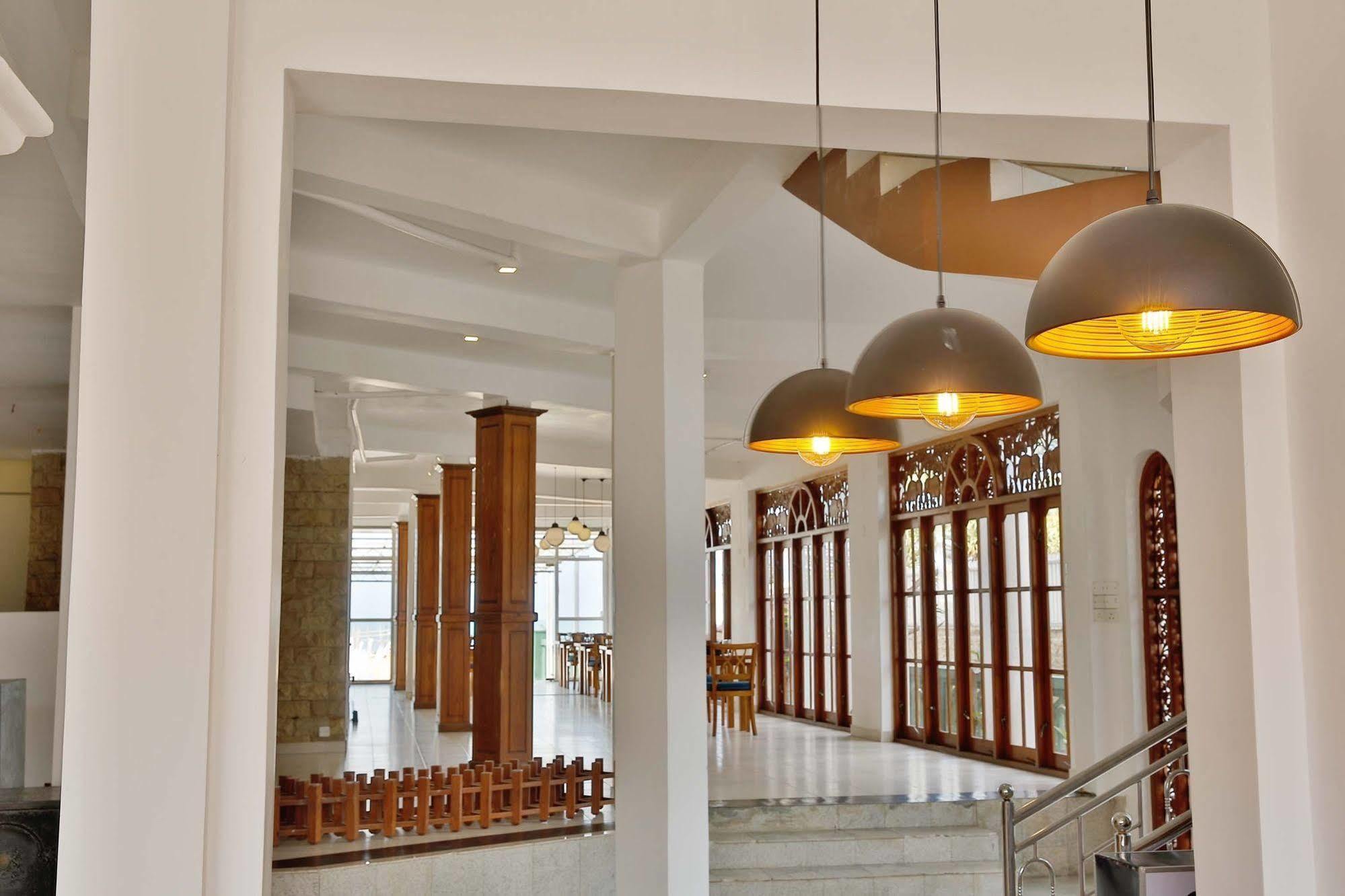 The Reef Beach Hotel Negombo Buitenkant foto