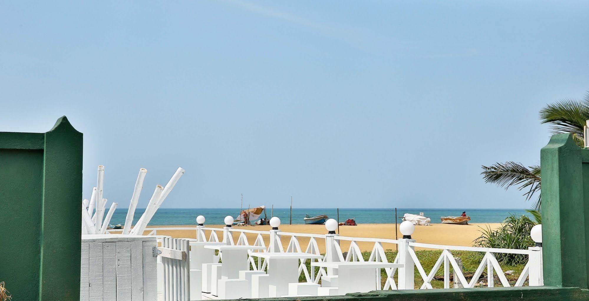 The Reef Beach Hotel Negombo Buitenkant foto