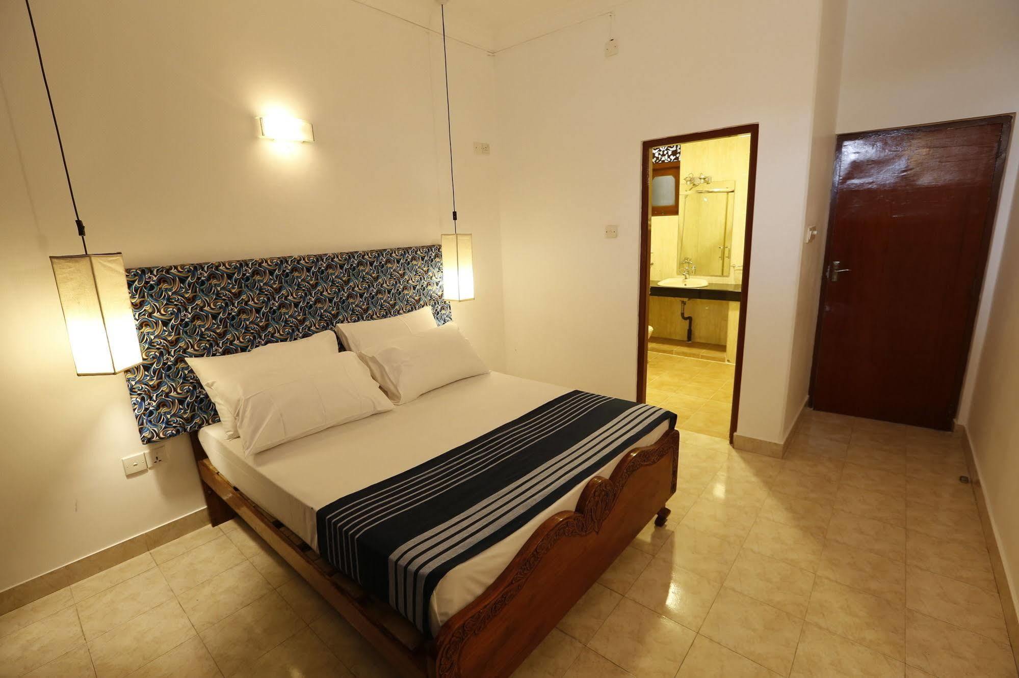 The Reef Beach Hotel Negombo Buitenkant foto