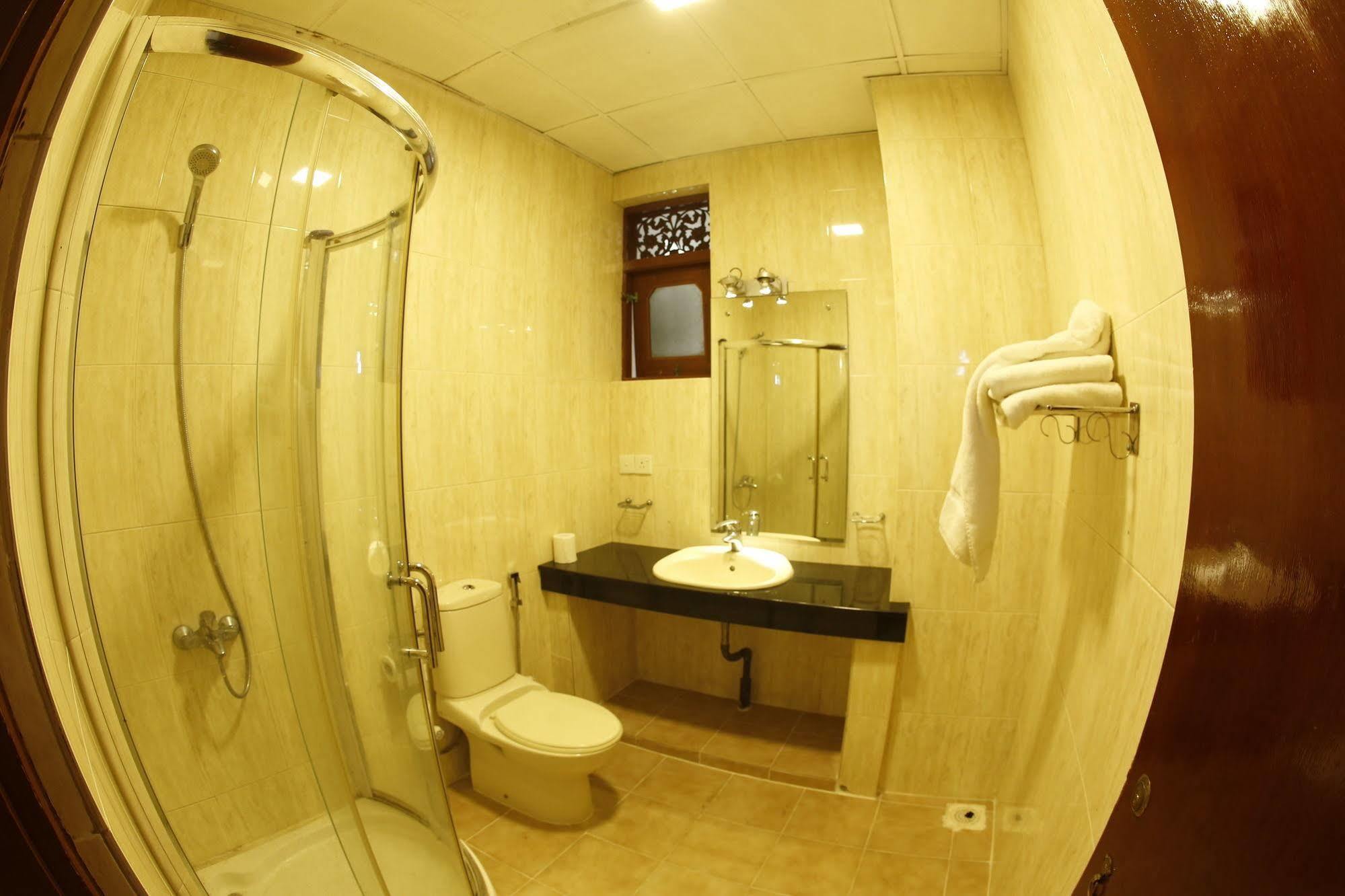 The Reef Beach Hotel Negombo Buitenkant foto
