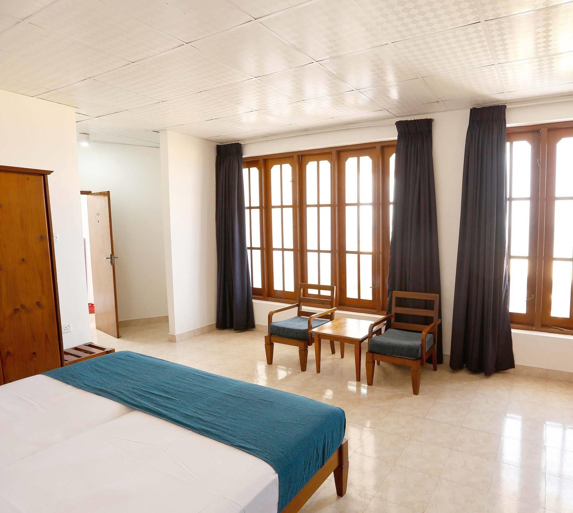 The Reef Beach Hotel Negombo Buitenkant foto