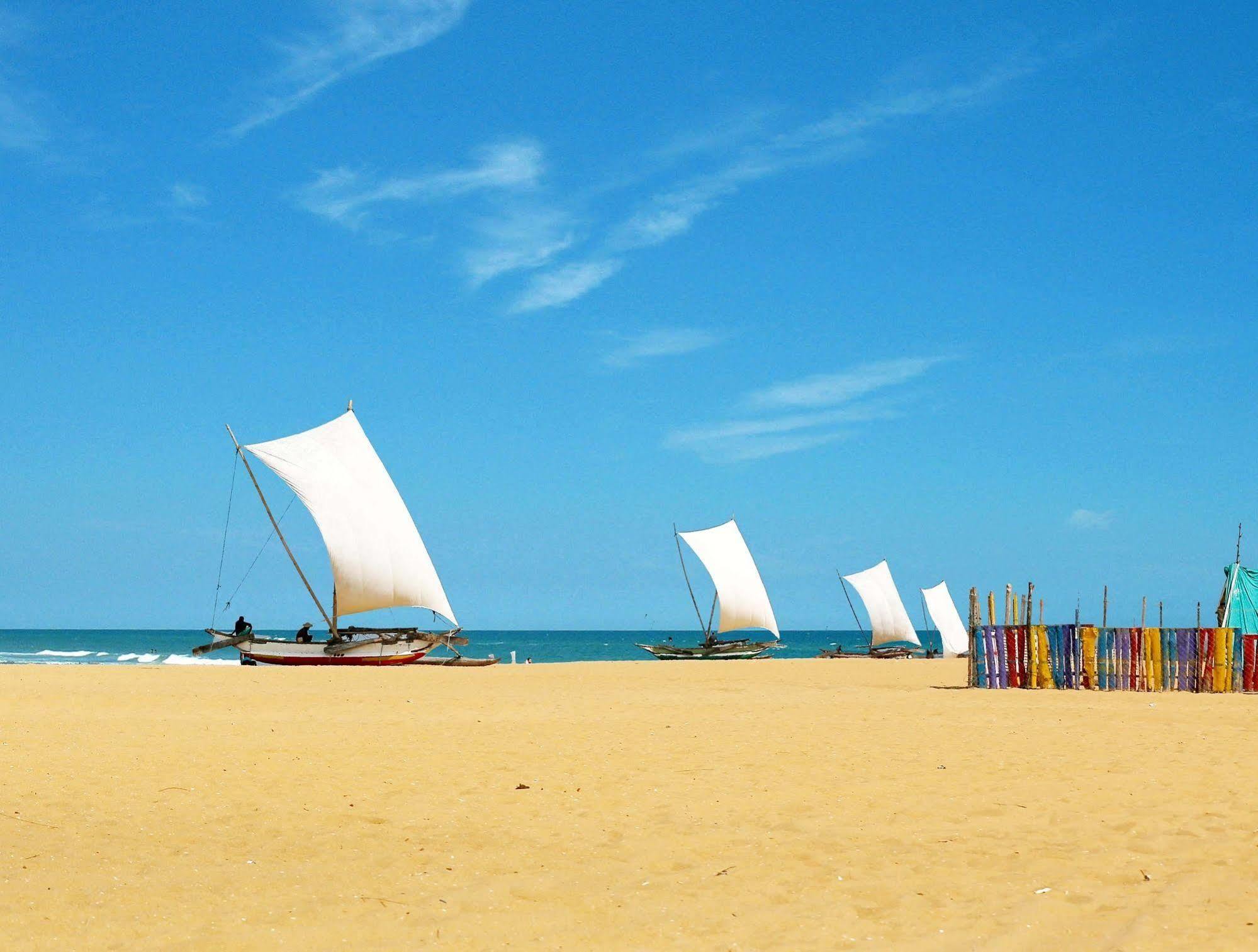 The Reef Beach Hotel Negombo Buitenkant foto