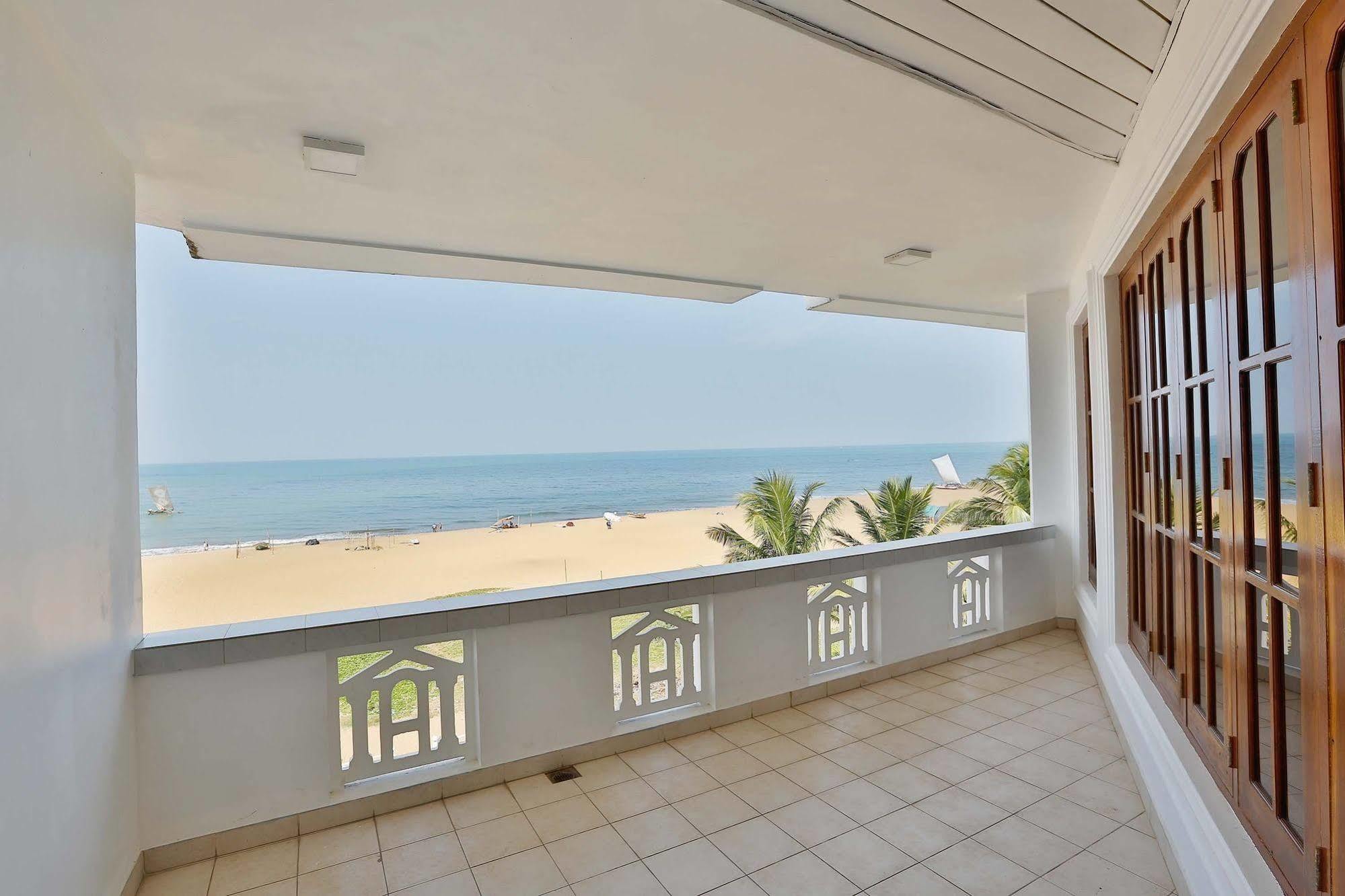 The Reef Beach Hotel Negombo Buitenkant foto