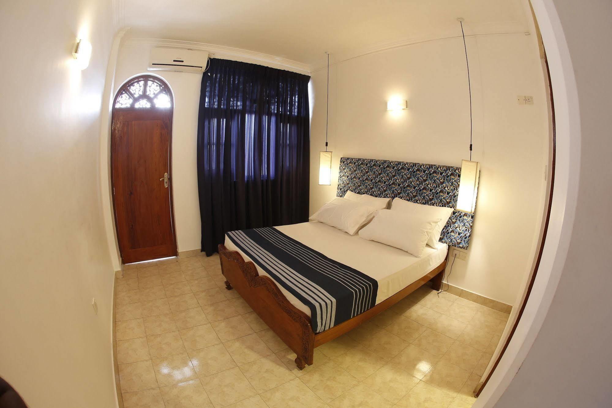 The Reef Beach Hotel Negombo Buitenkant foto