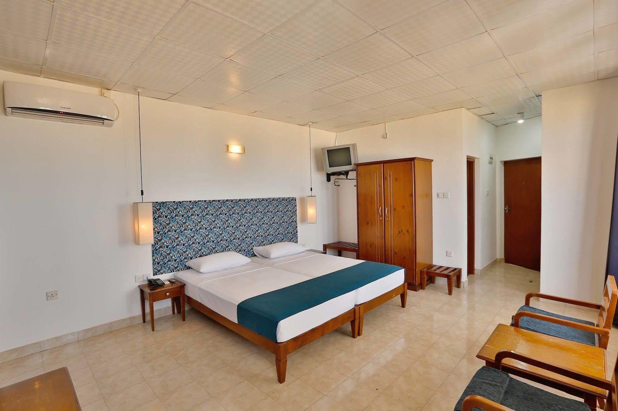 The Reef Beach Hotel Negombo Buitenkant foto