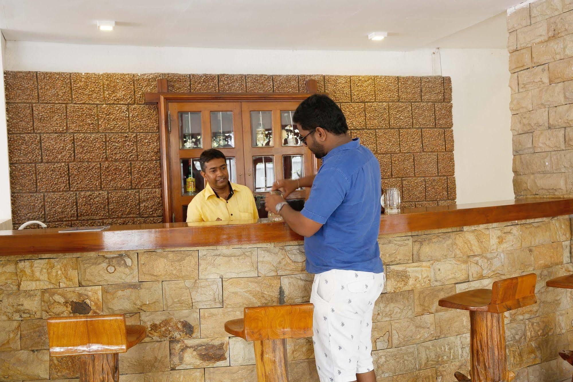 The Reef Beach Hotel Negombo Buitenkant foto