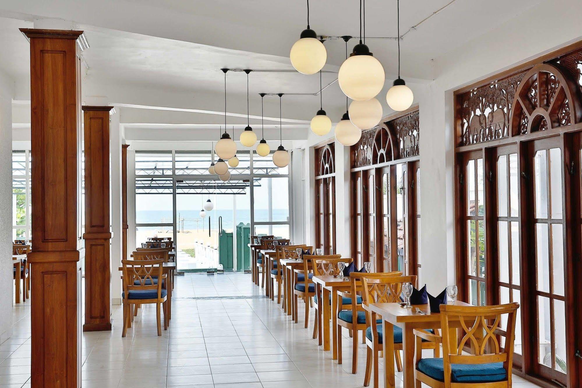 The Reef Beach Hotel Negombo Buitenkant foto