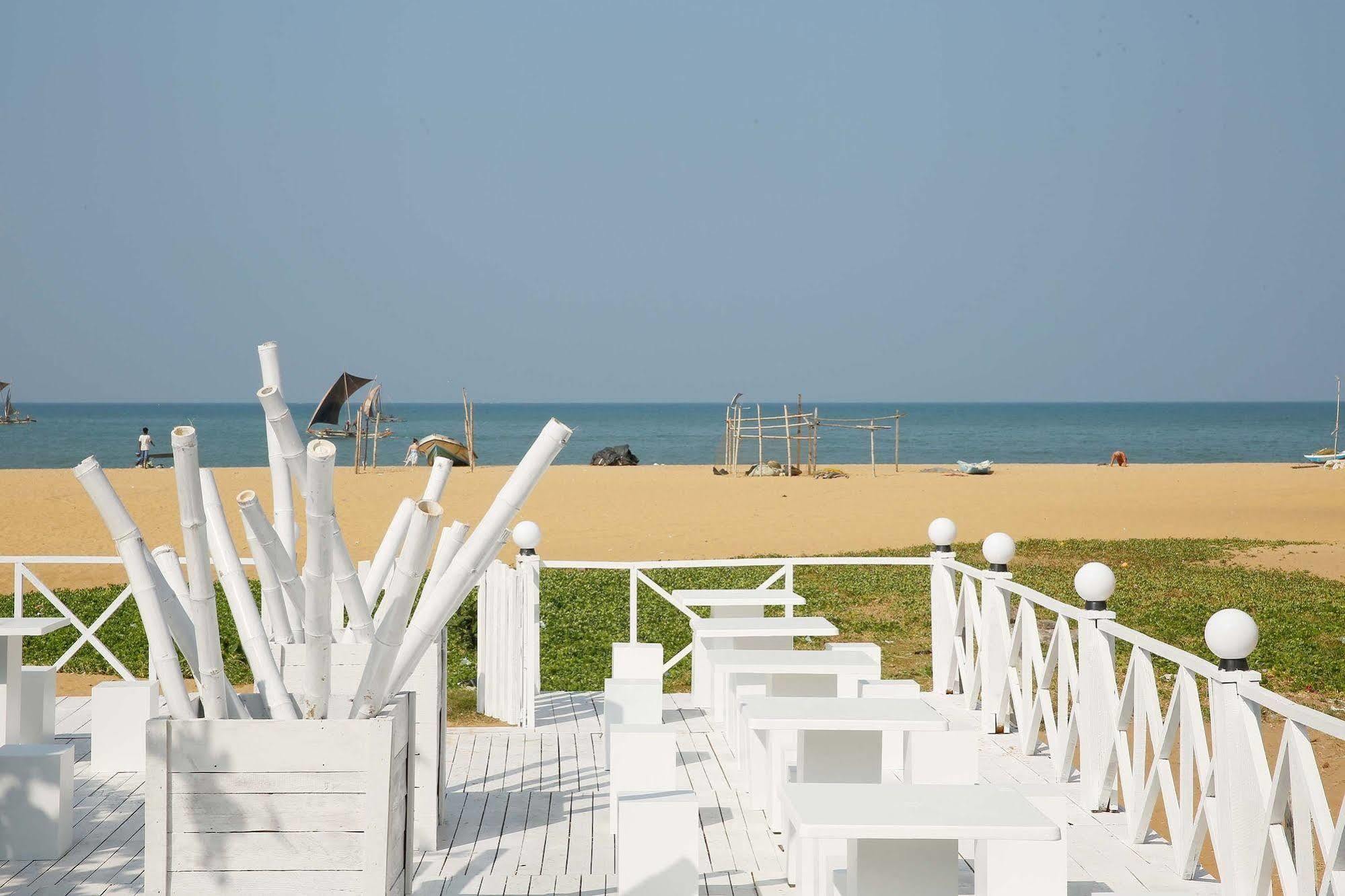The Reef Beach Hotel Negombo Buitenkant foto