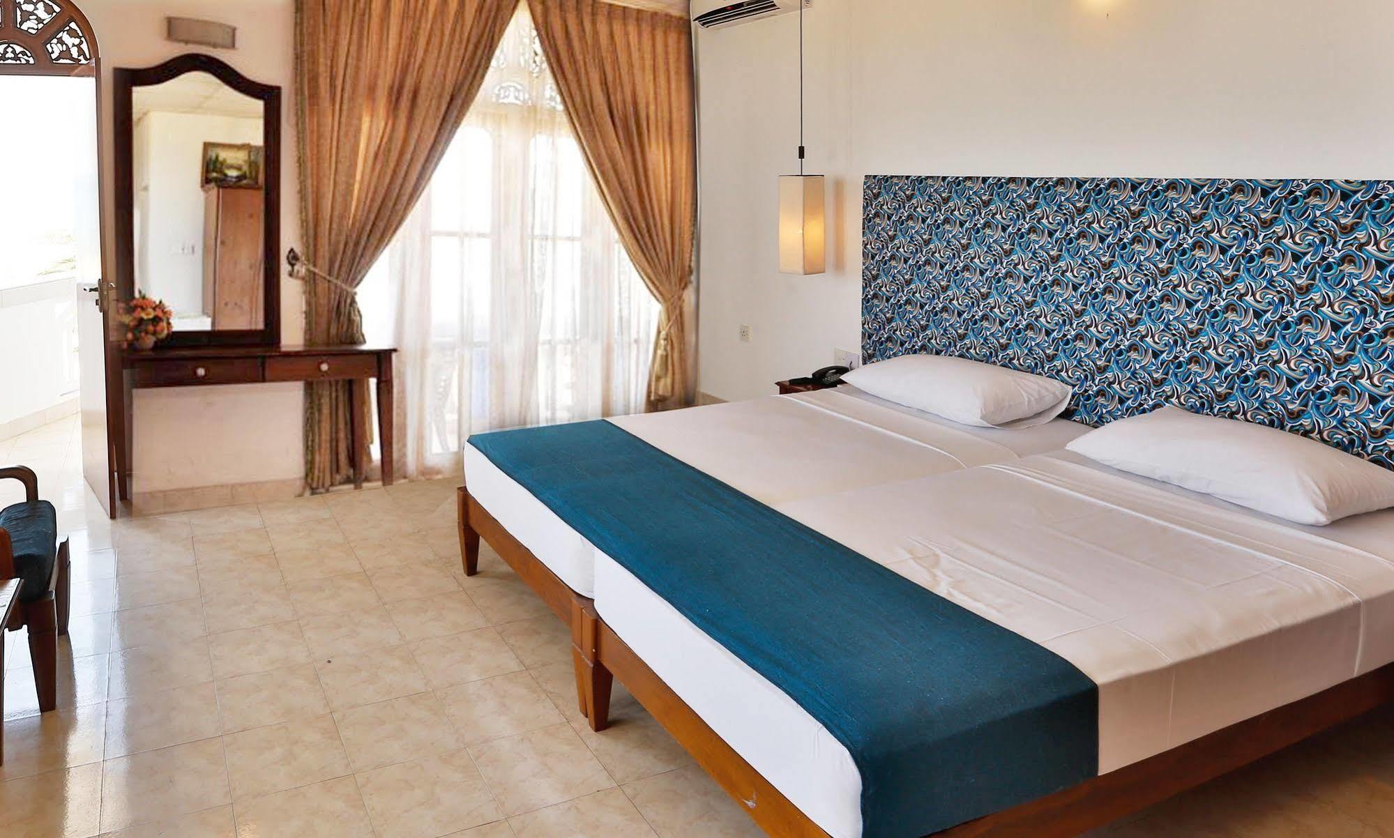 The Reef Beach Hotel Negombo Buitenkant foto