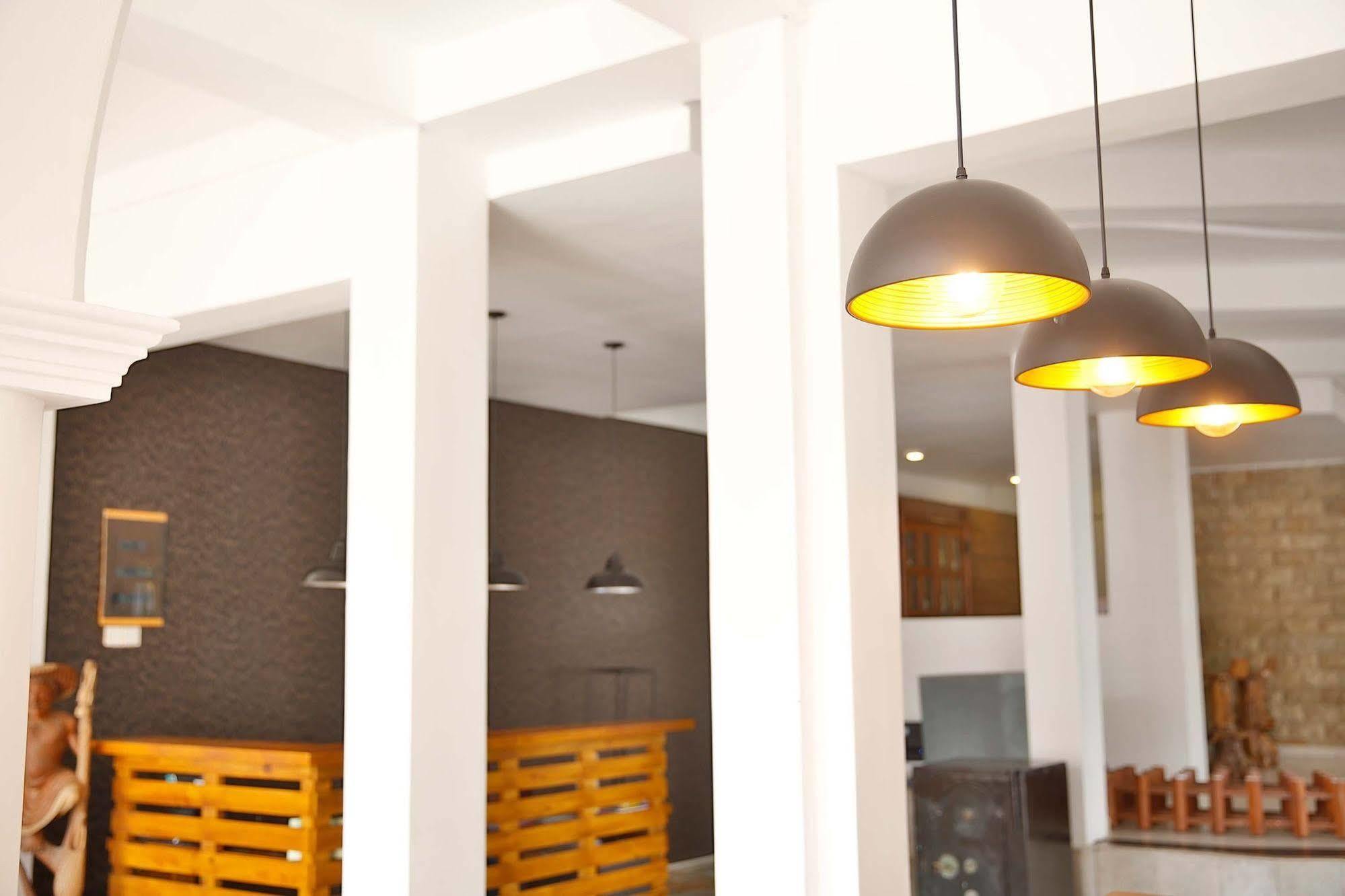 The Reef Beach Hotel Negombo Buitenkant foto