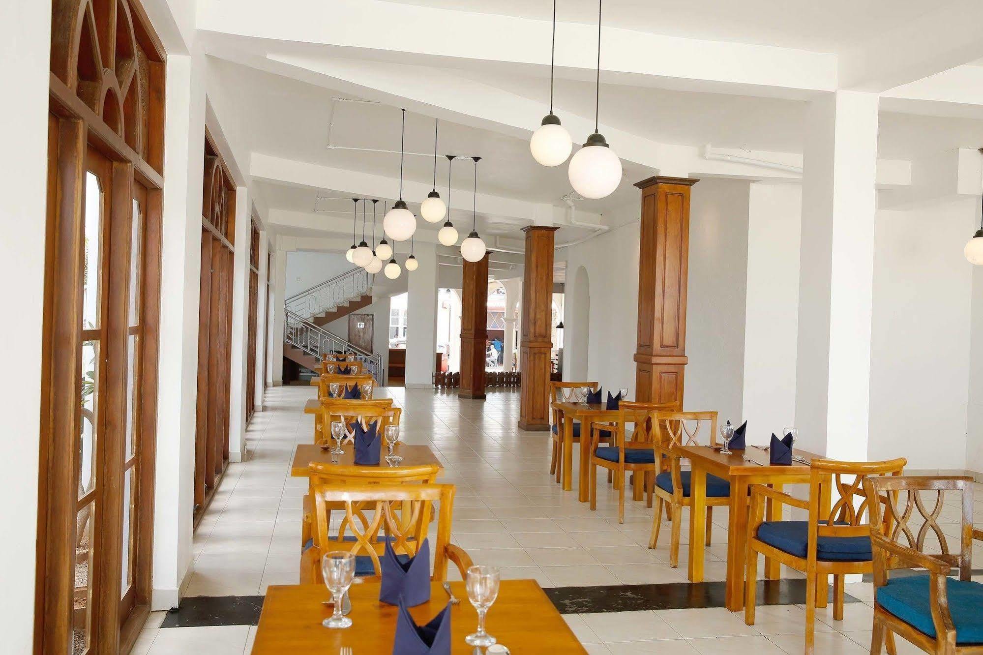 The Reef Beach Hotel Negombo Buitenkant foto