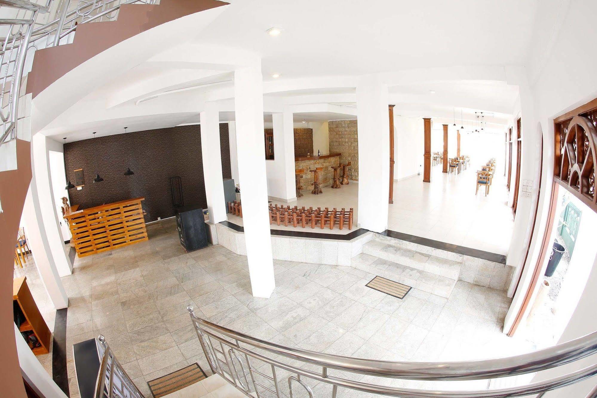 The Reef Beach Hotel Negombo Buitenkant foto